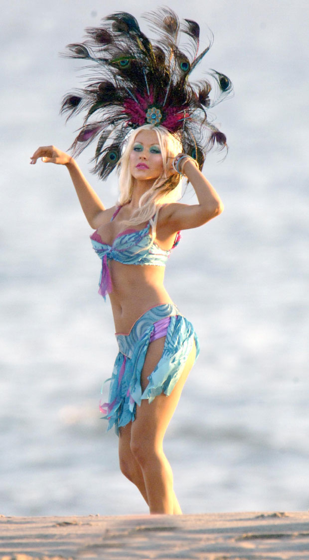 Christina Aguilera Beyaz Bikinili: Fotoğraflar – Hollywood Life
