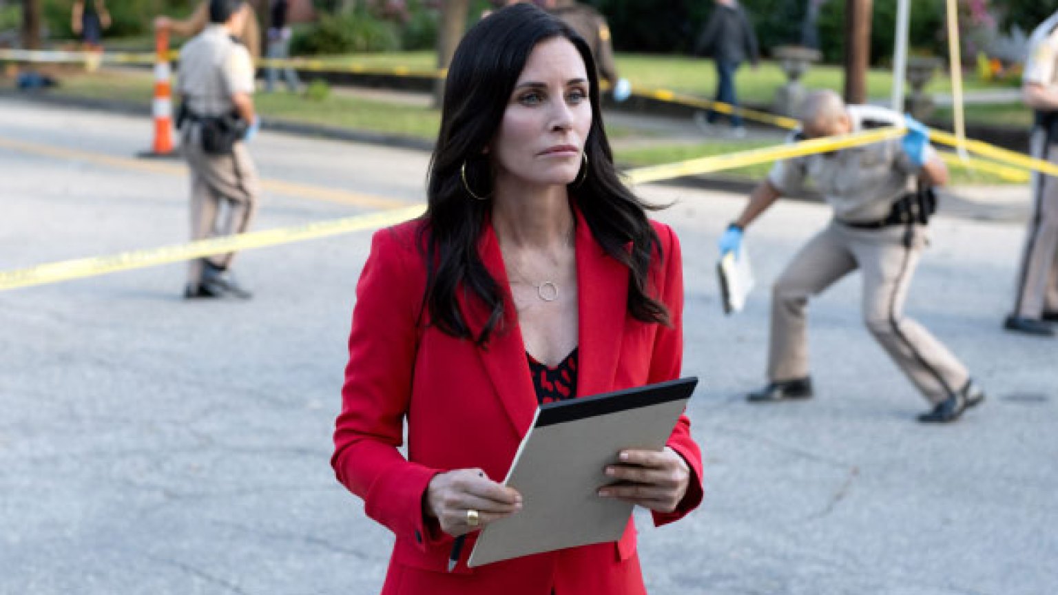 Courteney Cox Seen In 1st Photos On Set Of ‘Scream 6’ After Neve