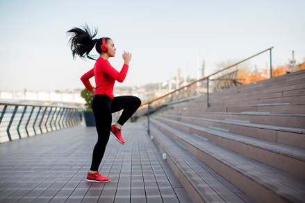 Fitness kadın kentsel ortamda açık havada atlama