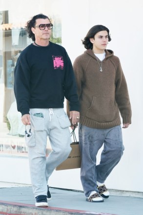 Malibu, CA - *EXCLUSIVE* - Bush chief Gavin Rossdale enjoys father and son time while shopping in Malibu with his son Kingston.  Kingston, 16, Gavin's oldest child with ex Gwen Stefani, is almost as tall as his dad!  Photo: Gavin Rossdale BACKGRID USA April 5, 2023 US: +1 310 798 9111 / usasales@backgrid.com United Kingdom: +44 208 344 2007 / uksales@backgrid.com *United Kingdom Customers - Picture photos with children Please colorize faces before publishing*