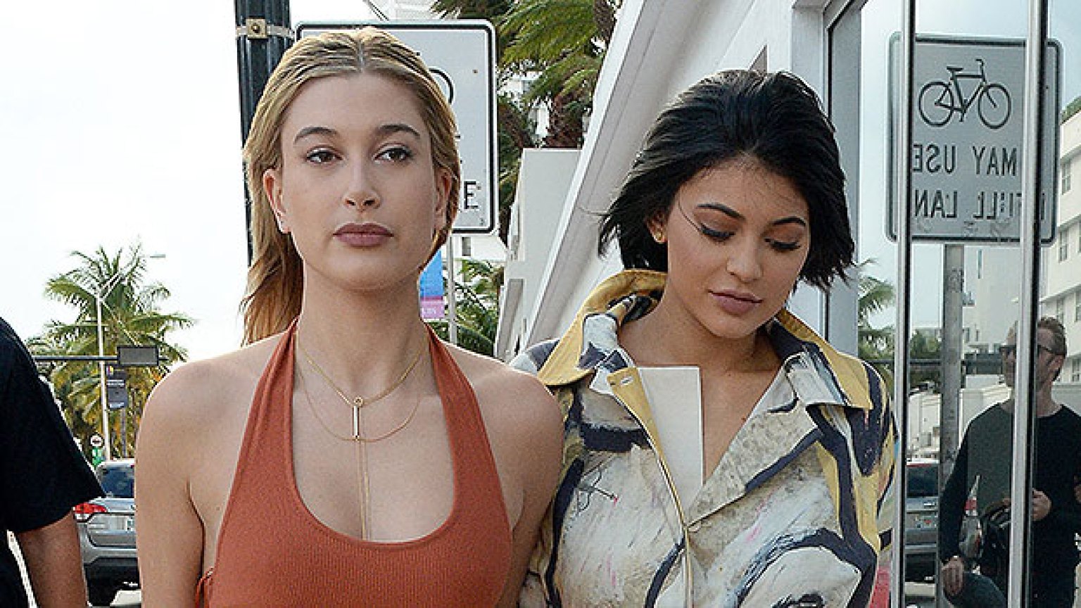 Hailey Bieber Tries Kylie Jenner’s New Blush: Video – Hollywood Life