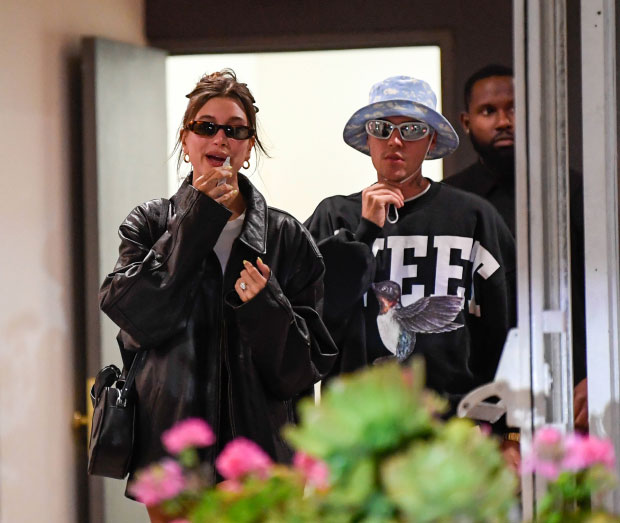 A camera-shy Justin Bieber and Hailey Baldwin eat lunch at Urth Cafe  Featuring: Justin Bieber Where: Los Angeles, California, United States  When: 21 Jan 2015 Credit: WENN.com Stock Photo - Alamy