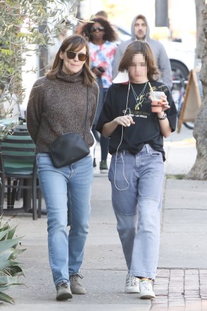Pacific Palisades, CA - *EXCLUSIVE* - Jennifer Garner debuts a new holiday hairstyle while shopping with her daughter Seraphina.  The mother-of-three kept things chic in a knitted turtleneck sweater as she walked with her purchase in hand.  Pictured: Jennifer Garner, Seraphina Affleck BACKGRID USA 19 DEC 2022 USA: +1 310 798 9111 / usasales@backgrid.com UK: +44 208 344 2007 / uksales@backgrid.com *UK Clients - Images containing children Please pixelate face before Publication*