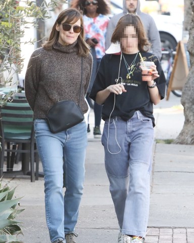 Pacific Palisades, CA  - *EXCLUSIVE*  - Jennifer Garner debuts a new holiday hairstyle while out shopping with her daughter Seraphina. The mother of three kept things chic in a knitted turtleneck sweater as she walked with her purchase in hand.Pictured: Jennifer Garner, Seraphina Affleck BACKGRID USA 19 DECEMBER 2022 USA: +1 310 798 9111 / usasales@backgrid.comUK: +44 208 344 2007 / uksales@backgrid.com*UK Clients - Pictures Containing ChildrenPlease Pixelate Face Prior To Publication*
