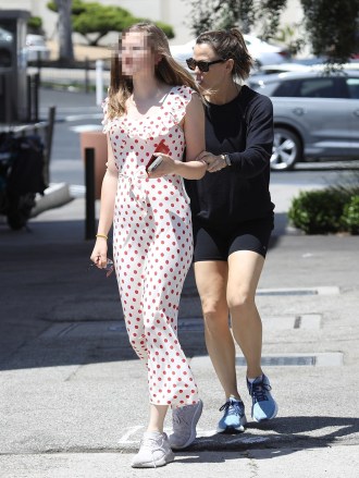 Pacific Palisades, CA - *EXCLUSIVE* - Jennifer Garner and her daughter Violet share a laugh as she hides from the photographers while out shopping at an eyeglass store in Pacific Palisades before stopping for coffee while Jennifer waits in the car.Pictured: Jennifer Garner, Violet AffleckBACKGRID USA 26 JUNE 2023 USA: +1 310 798 9111 / usasales@backgrid.comUK: +44 208 344 2007 / uksales@backgrid.com*UK Clients - Pictures Containing ChildrenPlease Pixelate Face Prior To Publication*
