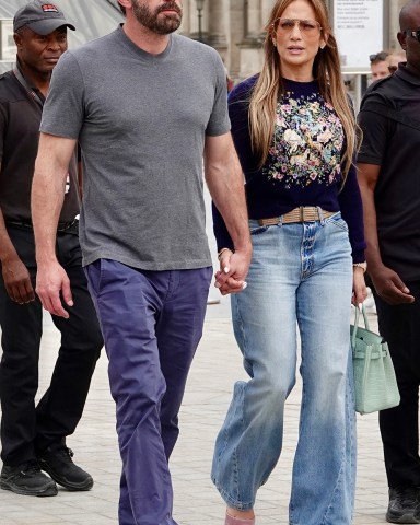 Jennifer Lopez with her husband Ben Affleck are seen visiting the Louvre Museum while on their honeymoon in Paris, France on July 26, 2022.   Photo by ABACAPRESS.COM  Pictured: Ben Affleck,Jennifer Lopez Ref: SPL5328819 260722 NON-EXCLUSIVE Picture by: AbacaPress / SplashNews.com  Splash News and Pictures USA: +1 310-525-5808 London: +44 (0)20 8126 1009 Berlin: +49 175 3764 166 photodesk@splashnews.com  United Arab Emirates Rights, Australia Rights, Bahrain Rights, Canada Rights, Greece Rights, India Rights, Israel Rights, South Korea Rights, New Zealand Rights, Qatar Rights, Saudi Arabia Rights, Singapore Rights, Thailand Rights, Taiwan Rights, United Kingdom Rights, United States of America Rights