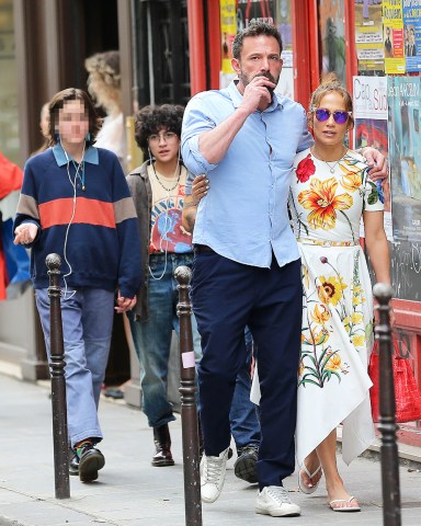 Jennifer Lopez & Ben Affleck Kiss In Front Of Violet In Paris – Hollywood  Life