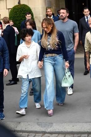 Jennifer Lopez and Ben Affleck enjoyed Paris as they were seen having lunch at Cafe Marly then toured the Louvre with their children Emme and Maximilian.  July 26, 2022 Photo: Jennifer Lopez and Ben Affleck.  Image credit: KCS Presse / MEGA TheMegaAgency.com +1 888 505 6342 (Mega Agency TagID: MEGA881332_003.jpg) [Photo via Mega Agency]