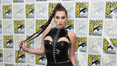 Comic-Con'da Siyah Lateks Büstiyer Kesha: Fotoğraflar – Hollywood Life