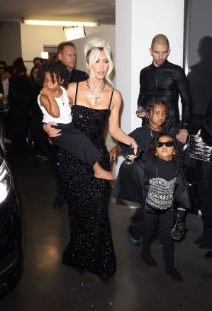 MILÁN, ITALIA - *EXCLUSIVO* - La estrella de la realidad estadounidense Kim Kardashian se ve elegante con su glamoroso vestido negro cuando sale de la sede de Dolce and Gabbana en Milán con sus hijos junto con su hermana Khloe y Corey Gamble durante la Semana de la Moda de Milán. En la foto: Kim Kardashian BACKGRID USA 24 SEPTIEMBRE 2022 BYLINE DEBE LEER: COBRA TEAM / BACKGRID USA: +1 310 798 9111 / usasales@backgrid.com UK: +44 208 344 2007 / uksales@backgrid.com *Clientes del Reino Unido - Imágenes que contienen niños Pixelate la cara antes de la publicación*