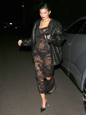 *EXCLUSIVE* Beverly Hills, CA - Stylish reality star Kylie Jenner showed off an all-black ensemble while enjoying a night out at Yazawa Japanese BBQ in Beverly Hills.  Photo: Kylie Jenner BACKGRID United States December 20, 2022 United States: +1 310 798 9111 / usasales@backgrid.com United Kingdom: +44 208 344 2007 / uksales@backgrid.com *United Kingdom customers - Photo photos with children Please pixelate faces before publishing*