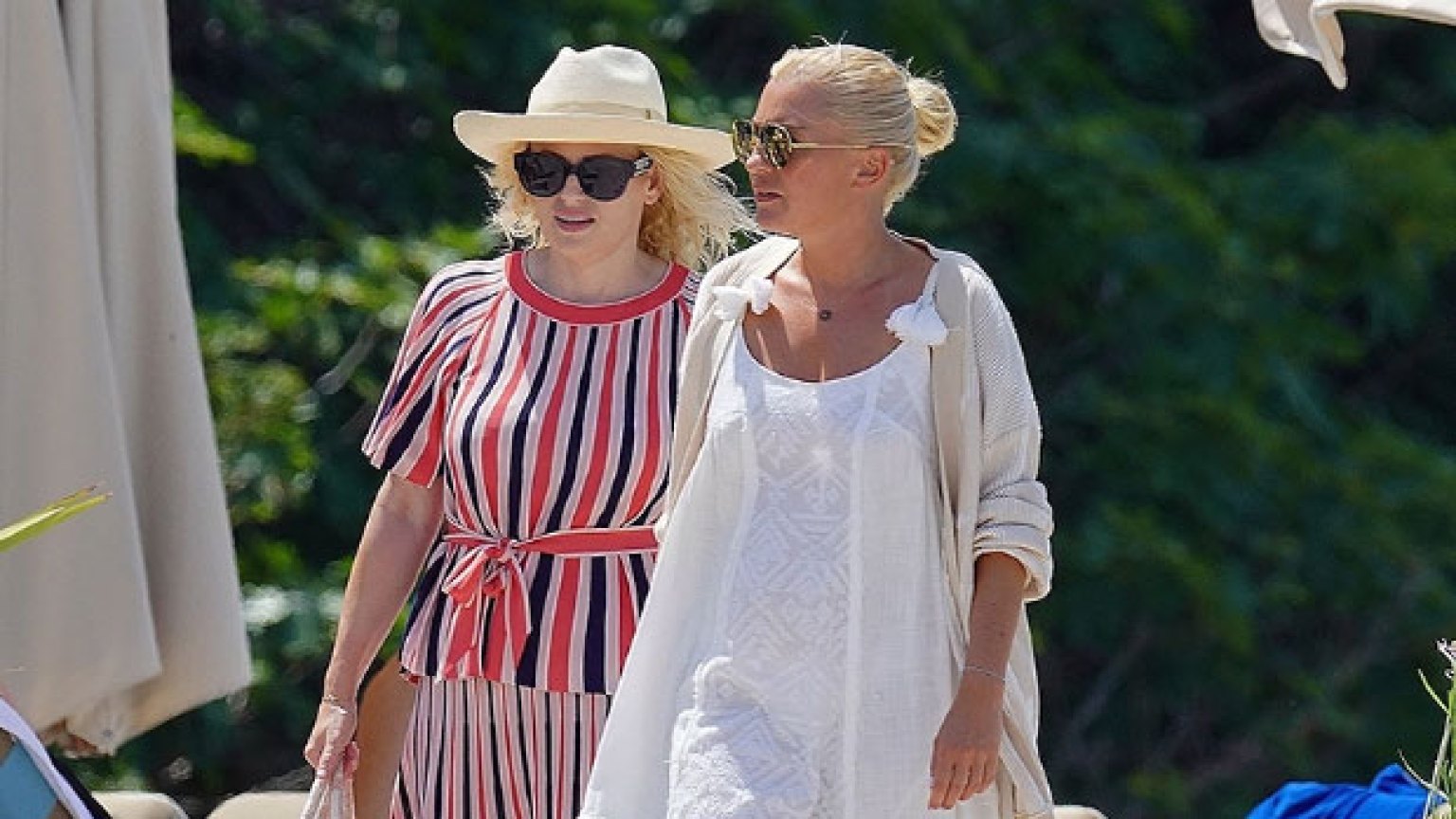 Rebel Wilson Shares A Steamy Kiss With GF Ramona Agruma On Vacation