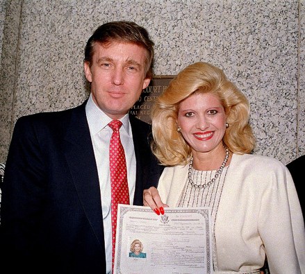 Donald Trump und seine damalige Frau Ivana Trump posieren vor dem Bundesgericht in New York, nachdem sie im Mai 1988 als US-Bürgerin vereidigt worden war. Ivana Trump, die erste Frau von Trump, ist in New York City gestorben, gab der ehemalige Präsident in den sozialen Medien bekannt. Nachruf Ivana Trump, New York, Vereinigte Staaten - 01. Mai 1988