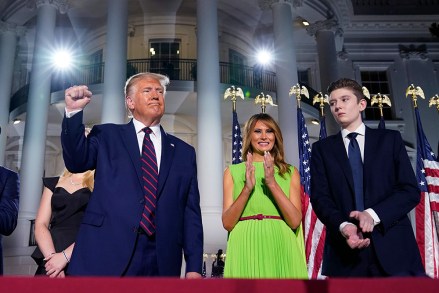 Präsident Donald Trump, First Lady Melania Trump und Barron Trump stehen am vierten Tag des Republikanischen Nationalkonvents in Washington auf dem Südrasen des Weißen Hauses. Es heißt ein 