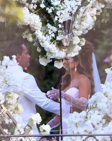 Teresa Giudice and Husband Luis Ruelas kiss while getting married in New Jersey this evening in front of guestsPictured: Teresa Giudice,Luis RuelasRef: SPL5331115 060822 NON-EXCLUSIVEPicture by: Elder Ordonez / SplashNews.comSplash News and PicturesUSA: +1 310-525-5808London: +44 (0)20 8126 1009Berlin: +49 175 3764 166photodesk@splashnews.comWorld Rights, No Poland Rights, No Portugal Rights, No Russia Rights