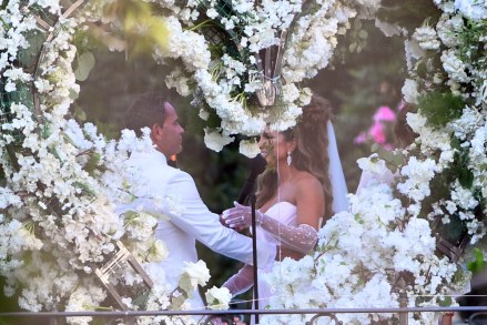 Teresa Giudice and her husband Luis Ruelas kiss during their marriage in New Jersey this evening in front of guests : +44 (0) 20 8126 1009Berlin: +49 175 3764 166photodesk@splashnews.com world, No Polish rights, No Portuguese rights, No Russian rights