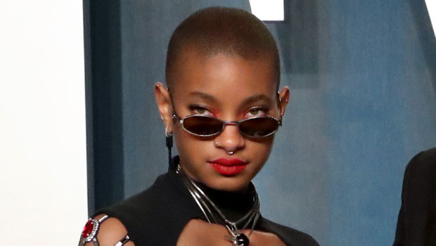 Willow Smith trägt einen roten Bikini und lächelt in einem süßen neuen Video in die Kamera