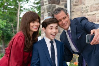 13 The Musical. (L to R) Debra Messing as Jessica, Eli Golden as Evan, Peter Hermann as Joel in 13 The Musical. Cr. Alan Markfield/Netflix © 2022.