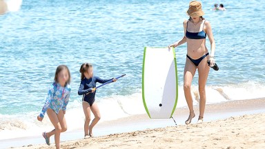 Adam Levine ve Behati Prinsloo Hawaii Sahilinde Çocuklarla Fotoğraflar – Hollywood Life
