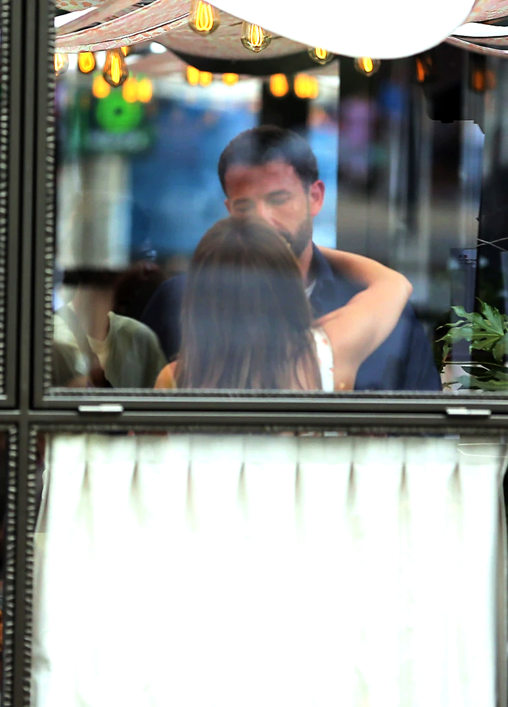 Ben Affleck &#038; Jennifer Lopez Kissing On Boat