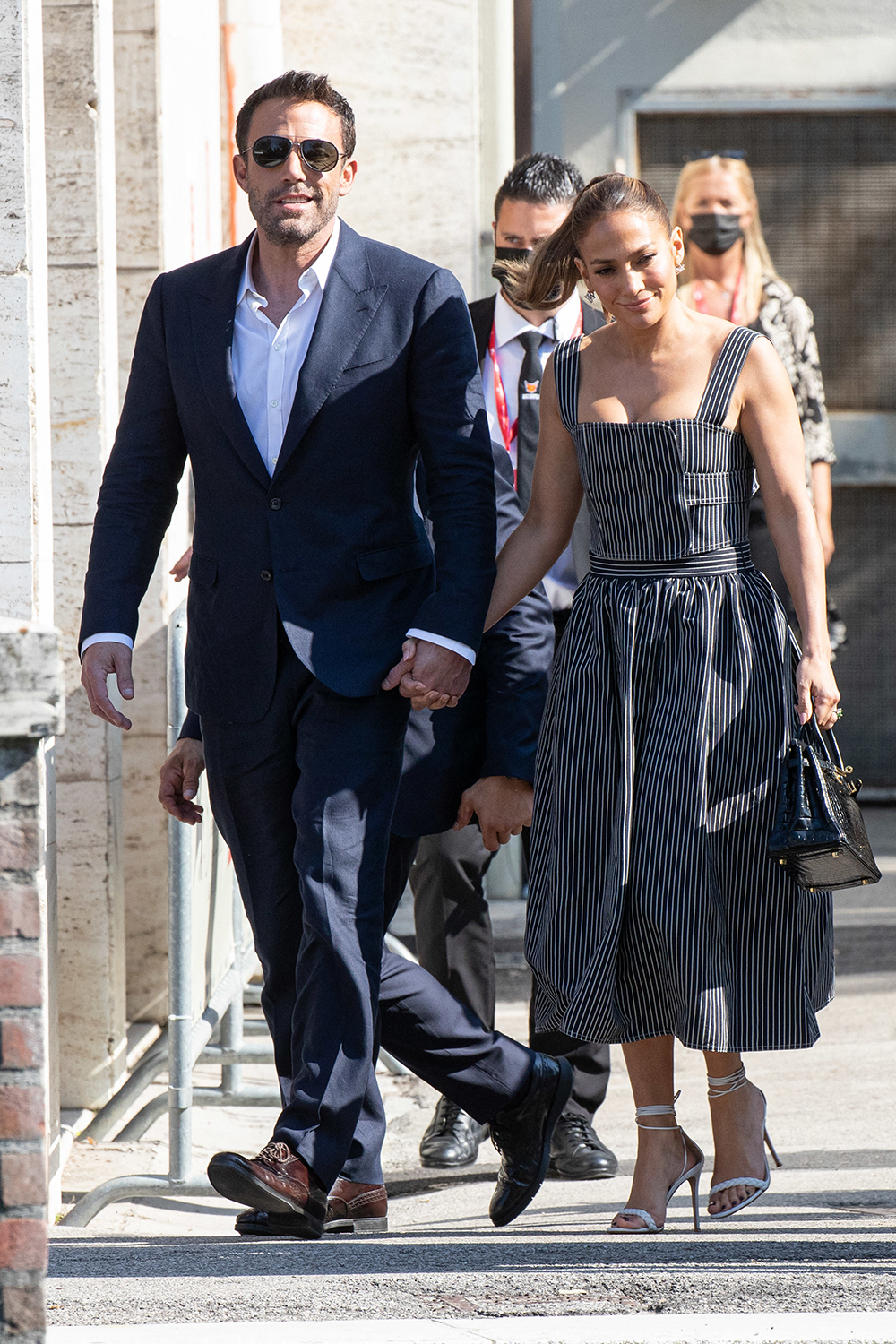 Ben Affleck &#038; Jennifer Lopez Holding Hands In Italy