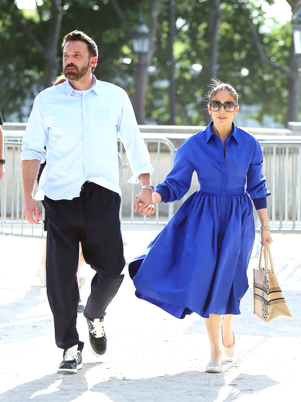 Ben Affleck &#038; Jennifer Lopez Hold Hands At The Louvre