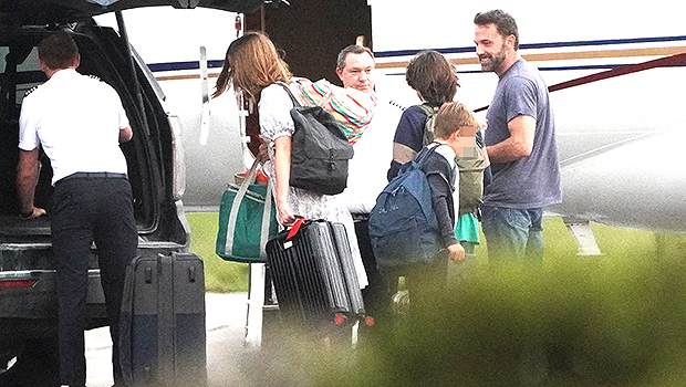 Бен Аффлек висаджує своїх дітей у приватному аеропорту після пишного весілля з Дженніфер Лопес