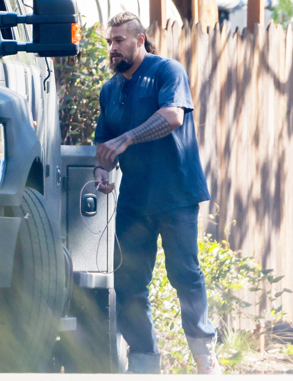 Malibu, CA  - *EXCLUSIVE*  - Actor Jason Momoa loads his $400k Super Duty truck with a Christmas tree and delivers it to his ex-wife Lisa Bonet's house.Pictured: Jason MomoaBACKGRID USA 19 DECEMBER 2022 BYLINE MUST READ: RMBI / BACKGRIDUSA: +1 310 798 9111 / usasales@backgrid.comUK: +44 208 344 2007 / uksales@backgrid.com*UK Clients - Pictures Containing ChildrenPlease Pixelate Face Prior To Publication*