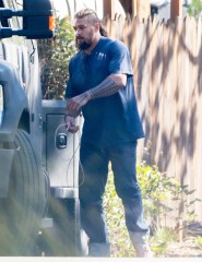 Malibu, CA  - *EXCLUSIVE*  - Actor Jason Momoa loads his $400k Super Duty truck with a Christmas tree and delivers it to his ex-wife Lisa Bonet's house.

Pictured: Jason Momoa

BACKGRID USA 19 DECEMBER 2022 

BYLINE MUST READ: RMBI / BACKGRID

USA: +1 310 798 9111 / usasales@backgrid.com

UK: +44 208 344 2007 / uksales@backgrid.com

*UK Clients - Pictures Containing Children
Please Pixelate Face Prior To Publication*
