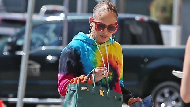 Jennifer Lopez usa sudaderas con teñido anudado del arcoíris en la primera foto en Los Ángeles después de una escapada a Italia