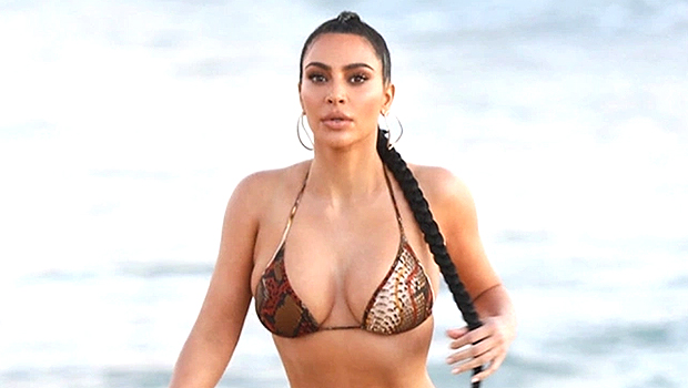 Kim Kardashian tötet einen wahnsinnig sexy silbernen Badeanzug, während sie sich an einen maßgeschneiderten Maybach lehnt