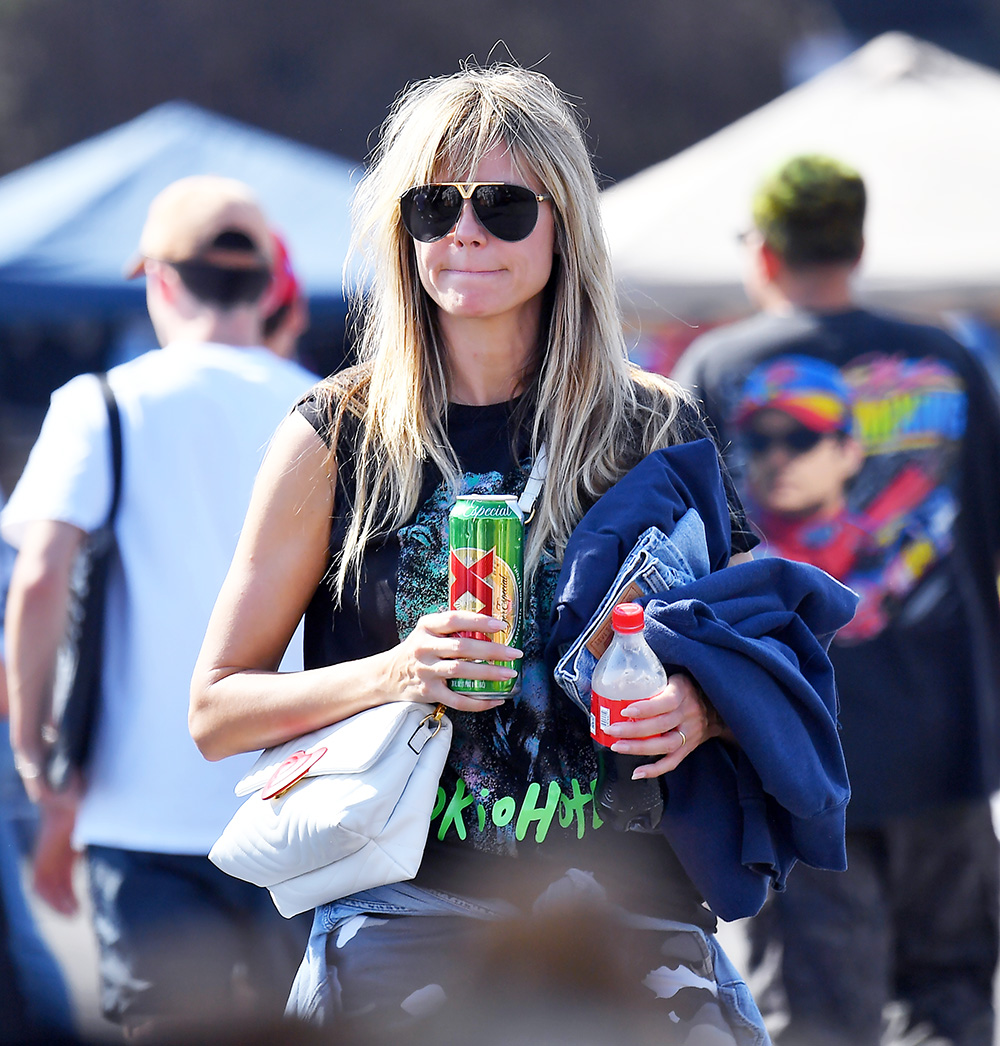 EXCLUSIVE: Heidi Klum and her husband Tom Kaulitz enjoy some beers as they stroll through a local flea market