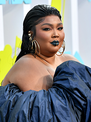 VMAs Red Carpet 2022: See Lizzo & More Arrivals