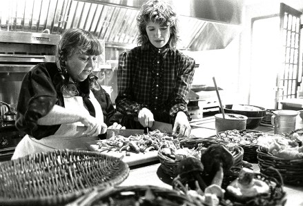 MARTHA STEWART Martha Stewart, kanan, juru masak dan penulis buku baru, "Menghibur," dan teman sekaligus konsultan restorannya Ruth Leserman dari San Francisco, memotong jamur sambil menyiapkan hidangan untuk makan siang.  Perselingkuhan di Westport, Conn., pada tahun 1982 adalah untuk merayakan penerbitan bukuMARTHA STEWART, WESTPORT, USA