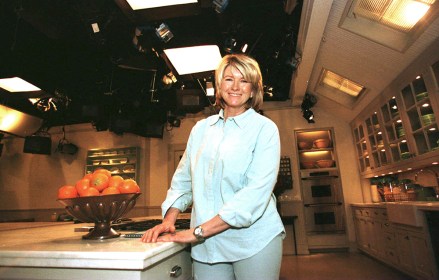 Martha Stewart Living Omnimedia'nın başkanı ve CEO'su STEWART Martha Stewart, mutfak stüdyolarından birinde poz verirken Westport, Conn.'de bir medya resepsiyonu sırasında yeni televizyon stüdyosunu ve üretim tesisini resmen açıyor.  Stewart, her pazartesiden cumaya yayınlanan Emmy Ödüllü ev yaşamı dizisinin yanı sıra bir hafta sonu baskısının yaratıcısı ve sunucusuMARTHA STEWART STUDIO, WESTPORT, ABD