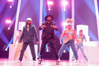 SO YOU THINK YOU CAN DANCE: Judge Stephen “tWitch” Boss (C) and contestants dance a group routine on SO YOU THINK YOU CAN DANCE airing Wednesday, August 10 (9:00-10:00 PM ET/PT) on FOX. ©2022 Fox Media LLC. CR: Ray Mickshaw/FOX