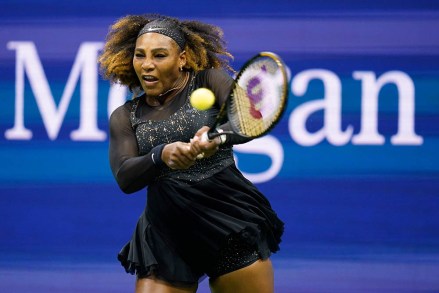 Serena Williams, dari Amerika Serikat, mengembalikan pukulan ke Danka Kovinic, dari Montenegro, selama putaran pertama kejuaraan tenis AS Terbuka, di New York US Open Tennis, New York, Amerika Serikat - 29 Agustus 2022