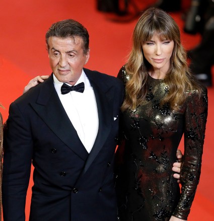 Sylvester Stallone (C) con su esposa, la modelo estadounidense Jennifer Flavin (D) y su hija, la actriz estadounidense Sistine Rose Stallone (L), llegan para la proyección de 'Rambo V: Last Blood' en la 72ª edición del Festival de Cine de Cannes, en Cannes, Francia. 24 de mayo de 2019. El festival se desarrollará del 14 al 25 de mayo.  Estreno de Rambo V: Last Blood - 72° Festival de Cine de Cannes, Francia - 24 de mayo de 2019