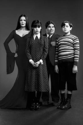 Rabu.  (kiri ke kanan) Catherine Zeta-Jones sebagai Morticia Adams, Jenna Ortega sebagai Wednesday Addams, Luis Guzma?n sebagai Gomez Addams, Issac Ordonez sebagai Pugsley Addams pada hari Rabu.  Kr.  Courtesy of Netflix © 2022