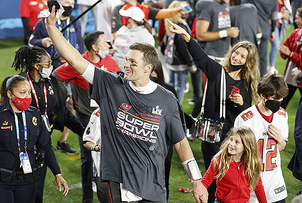 Tom Brady Shows Off His 7 Super Bowl Rings