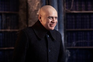 Wednesday. Fred Armisen as Uncle Fester in episode 107 of Wednesday. Cr. Vlad Cioplea/Netflix © 2022
