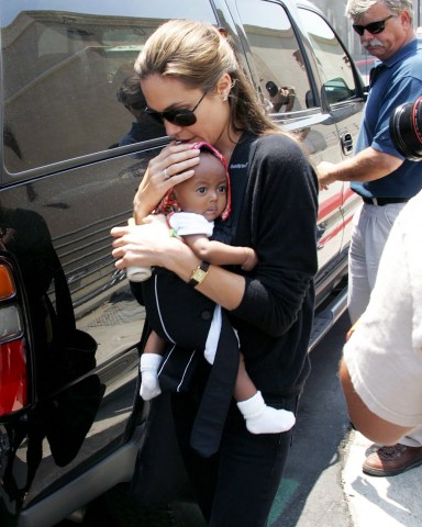 Angelina Jolie goes shopping with baby Zahara Marley.
ANGELINA JOLIE OUT AND ABOUT IN CALIFORNIA, AMERICA - 20 JUL 2005