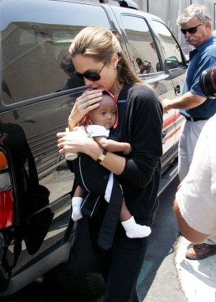 एंजेलीना जोली बेबी ज़हरा मार्ले के साथ खरीदारी करने जाती है।  एंजेलीना जोली और कैलिफोर्निया, संयुक्त राज्य अमेरिका में - 20 जुलाई, 2005