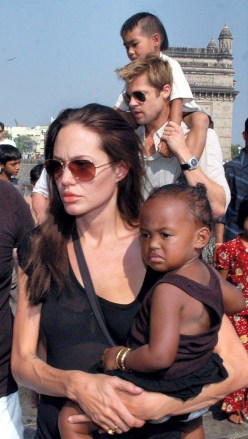 Angelina Jolie com a filha Zahara e Brad Pitt com Maddox.  Angelina Jolie esteve na Índia nas últimas semanas trabalhando como Embaixadora da Boa Vontade do ACNUR e filmando seu novo filme 'A Mighty Heart', um filme baseado no jornalista americano assassinado Daniel Pearl.  Brad Pitt e Angelina Jolie, Mumbai, Índia - 12 de novembro de 2006