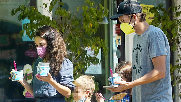Ashton Kutcher 和 Mila Kunis 在罕见的家庭出游中请 7 岁的孩子 Wyatt 和 5 岁的 Dimitri 吃冷冻酸奶