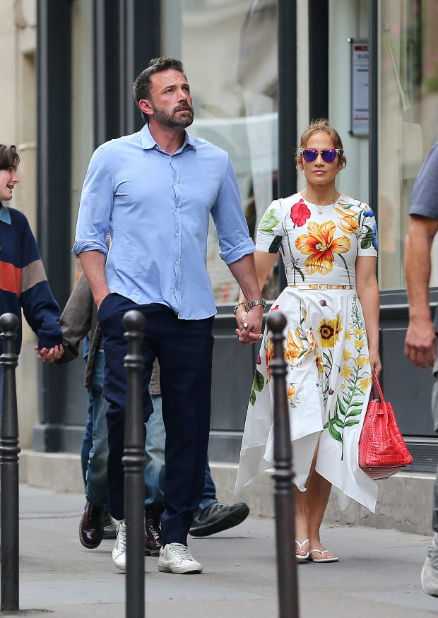 Ben Affleck Feeds Jennifer Lopez In Italy