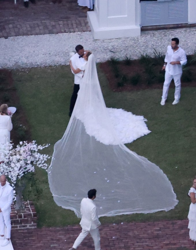 Jennifer Lopez & Ben Affleck Kiss At Wedding
