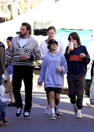 Beverly Hills, CA - *EXCLUSIVE* - Actor and busy dad Ben Affleck has his hands full while enjoying a family fun day at the Beverly Hills farmer's market with his daughters Violet and Seraphina as well as J-Lo's daughter, Emme.Pictured: Ben AffleckBACKGRID USA 27 NOVEMBER 2022 BYLINE MUST READ: BACKGRIDUSA: +1 310 798 9111 / usasales@backgrid.comUK: +44 208 344 2007 / uksales@backgrid.com*UK Clients - Pictures Containing ChildrenPlease Pixelate Face Prior To Publication*