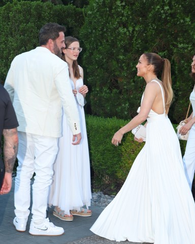 New York, NY  - Jennifer Lopez, Ben Affleck and their family arrive at Michael Rubin's Fourth of July bash at his Hamptons estate.Pictured: Ben Affleck, Jennifer LopezBACKGRID USA 4 JULY 2023 BYLINE MUST READ: T.JACKSON / BACKGRIDUSA: +1 310 798 9111 / usasales@backgrid.comUK: +44 208 344 2007 / uksales@backgrid.com*UK Clients - Pictures Containing ChildrenPlease Pixelate Face Prior To Publication*