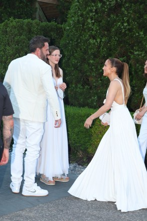 New York, NY - Jennifer Lopez, Ben Affleck and their family arrive at Michael Rubin's Fourth of July bash at the Hamptons Estate.  Actor: Ben Affleck, Jennifer Lopez BACKGRID USA 4 JULY 2023 FIRST READING: T.JACKSON / BACKGRID USA: +1 310 798 9111 / usasales@backgrid.com UK: +44 208 344 2007 / ukgridss.com - Pictures With Children Please Pixelate Faces Before Downloading *
